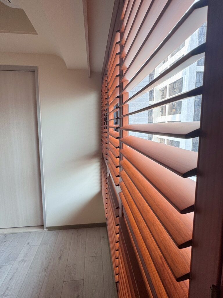 實木百葉窗的天然木紋效果是其他材質板葉窗難以企及的