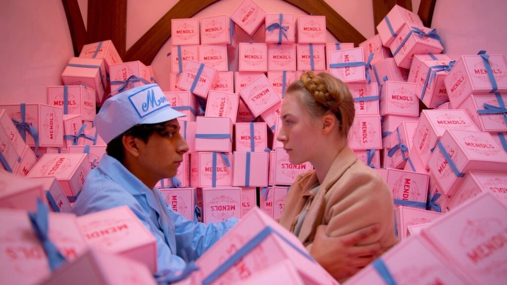 《布達佩斯大飯店》（The Grand Budapest Hotel, 2014）使用了柔和的粉色、淡藍色和淺紫色，讓觀眾感受到一種時光的流逝與懷舊情懷。