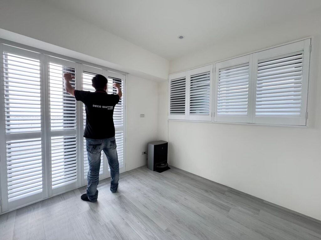 DECO ShUTTER工作人員安裝測試百葉窗