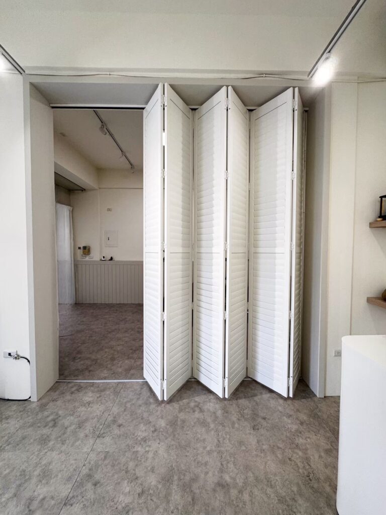 百葉窗成為隔間門，搭配滑軌與摺疊結構，可以讓空間全開，也能作為相對隱密的隔絕空間
