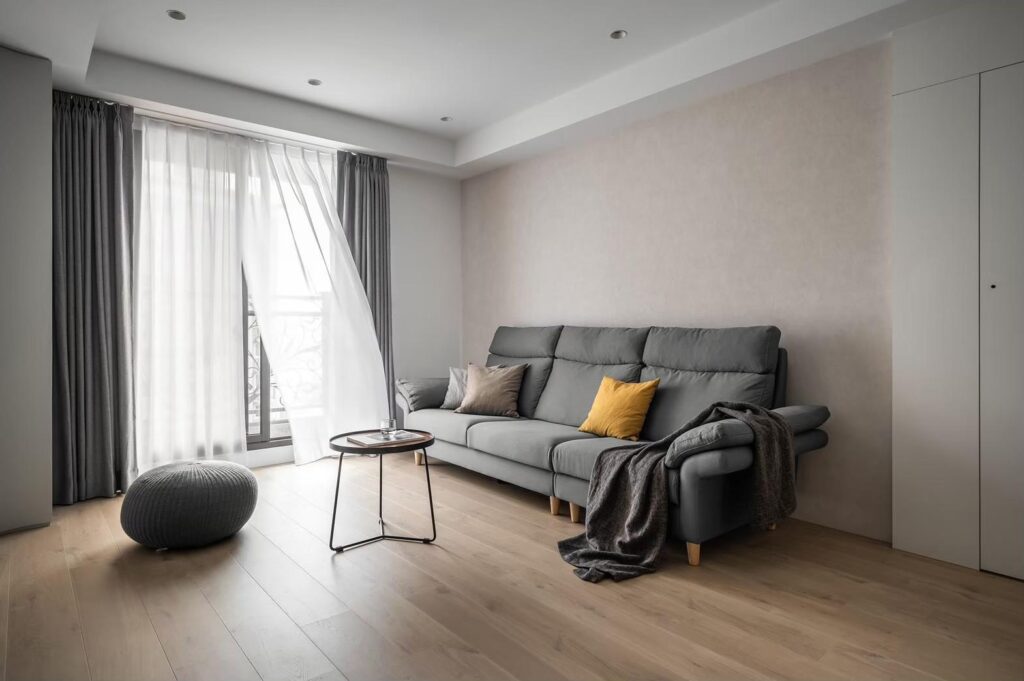 通風是客廳落地窗對戶外的基本需求，布簾與紗簾都能滿足這些功能