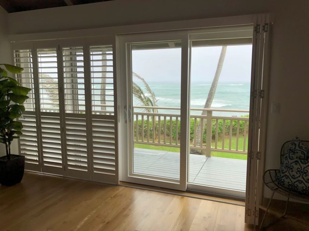 從客廳可以看見戶外景色，操控上更是比其他窗簾更快便利快速