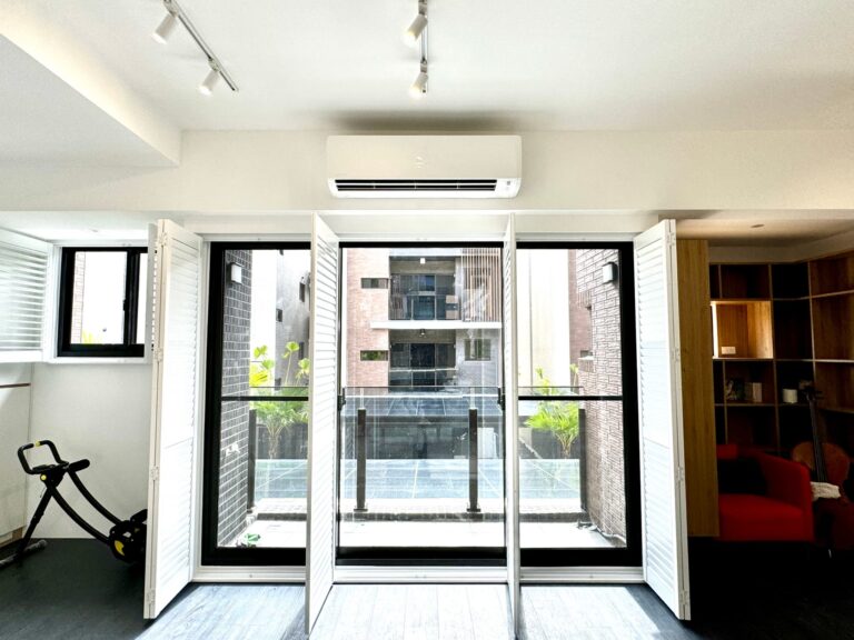 客廳落地窗裝設百葉窗有很多優點