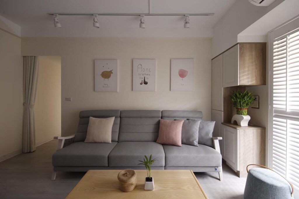 【小坪數裝潢必看】小坪數房間設計與房間佈置指南:7種不壓迫窗簾設計推薦 3 走道與大門直接相對成為穿堂煞的封水問題,運用窗簾做隔間也是一種對公、私領域區隔的方式