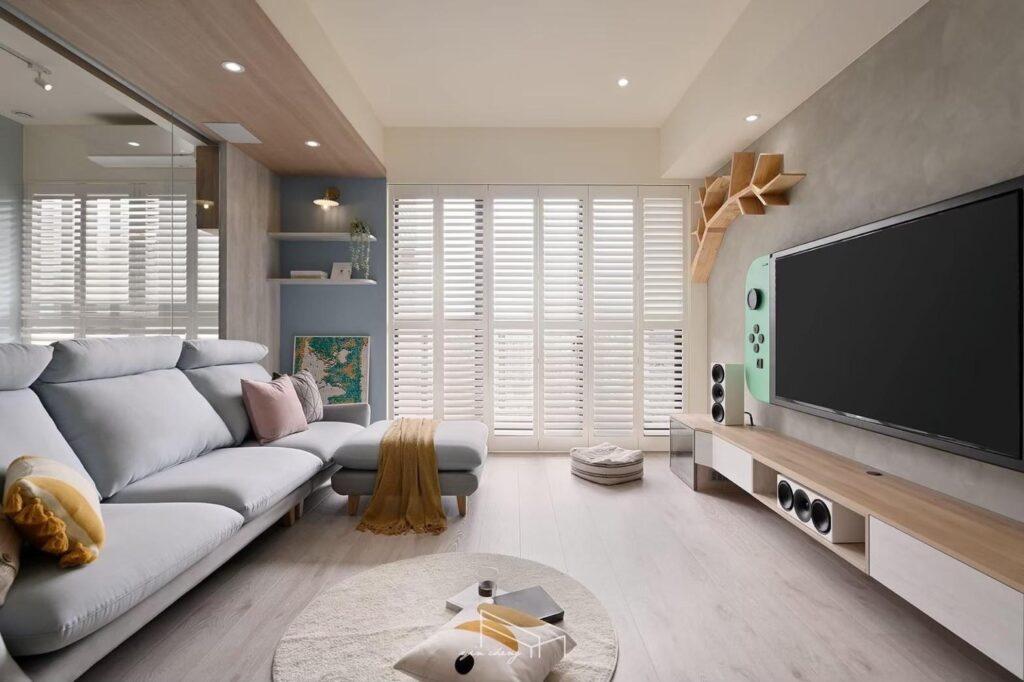 【小坪數裝潢必看】小坪數房間設計與房間佈置指南:7種不壓迫窗簾設計推薦 4 小坪數客廳設計與書房、工作室合一十,透過玻璃讓空間通透,成為小坪數裝潢重點