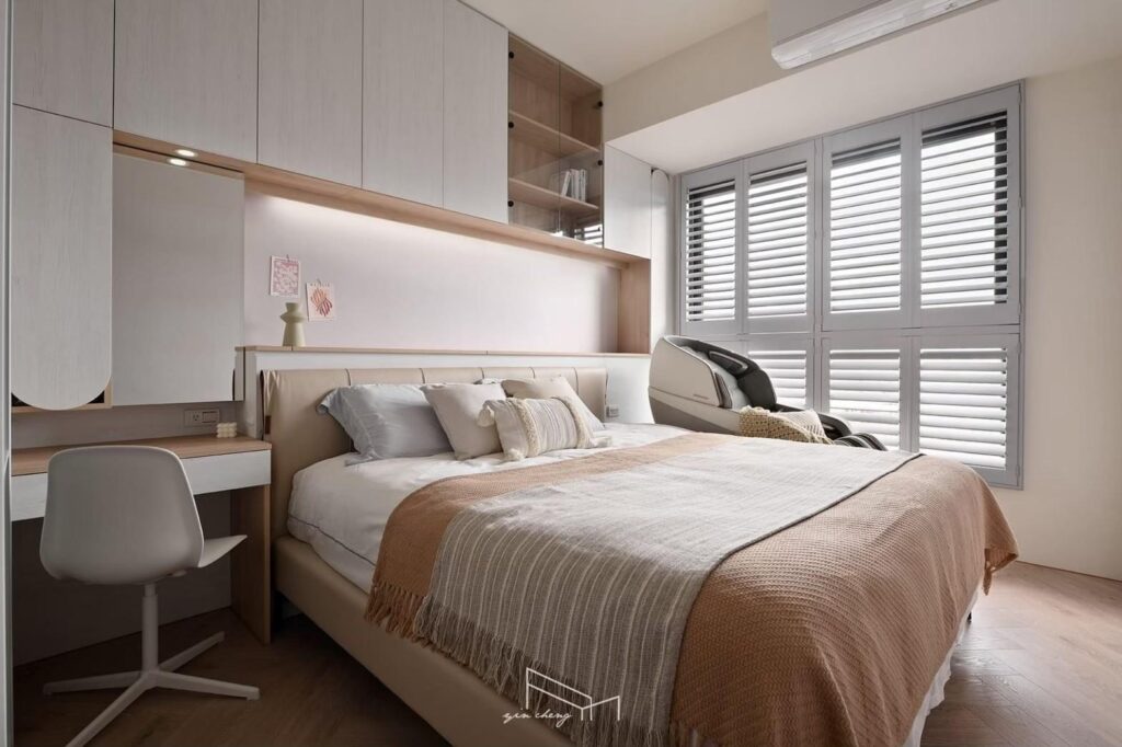 【小坪數裝潢必看】小坪數房間設計與房間佈置指南:7種不壓迫窗簾設計推薦 5 小坪數主臥室設計常遇見窗戶與床鋪相近,光線的控制與隱私、視線通透感都是重要因素