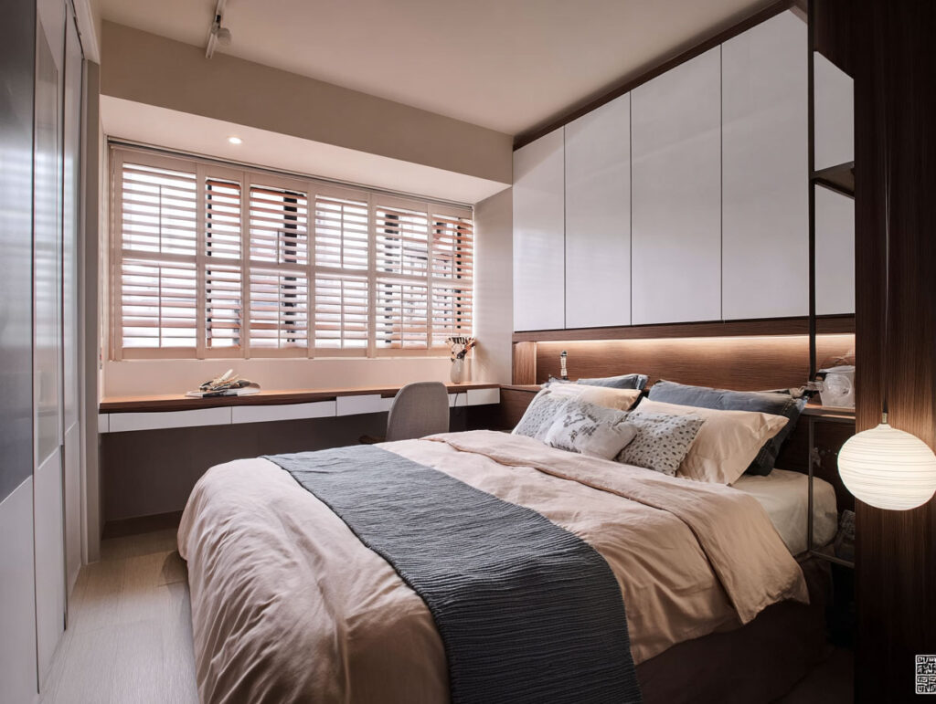 【小坪數裝潢必看】小坪數房間設計與房間佈置指南:7種不壓迫窗簾設計推薦 6 小坪數主臥室設計常遇見窗戶與床鋪相近,光線的控制與隱私、視線通透感都是重要因素