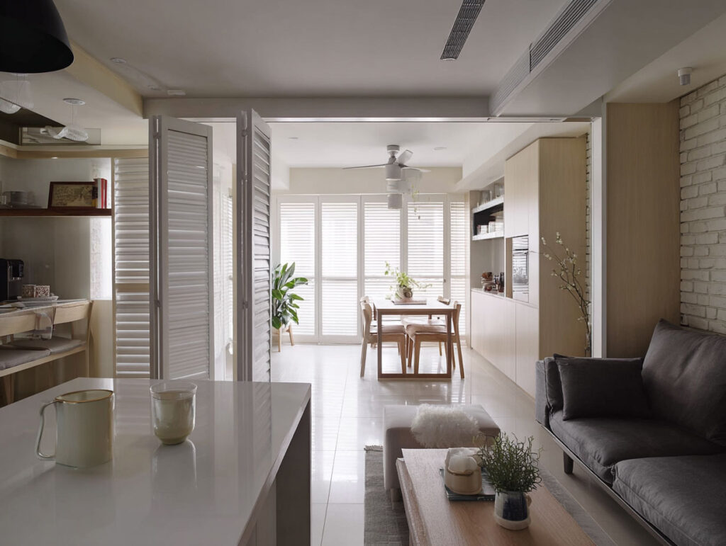 【小坪數裝潢必看】小坪數房間設計與房間佈置指南:7種不壓迫窗簾設計推薦 3 小坪數客廳餐廳合一的區域,百葉窗成為隔間