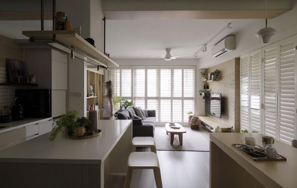 【小坪數裝潢必看】小坪數房間設計與房間佈置指南:7種不壓迫窗簾設計推薦 2 小坪數裝潢常見餐廳客廳合一,唯一採光可能來自廚房或客廳的大開窗