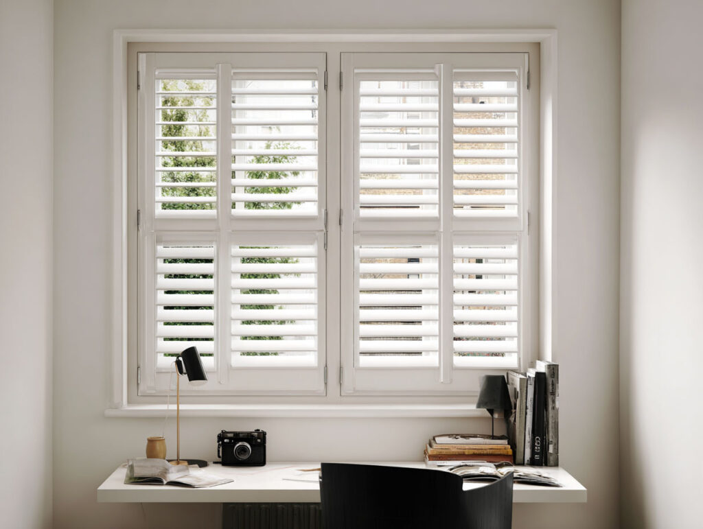 【小坪數裝潢必看】小坪數房間設計與房間佈置指南:7種不壓迫窗簾設計推薦 4 窗框內安裝的百葉窗