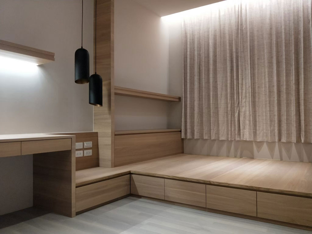 布簾是臥室常見窗簾類型。深層睡眠與睡眠環境、睡眠時間長短有關，而光線是睡眠環境的重要影響因素。