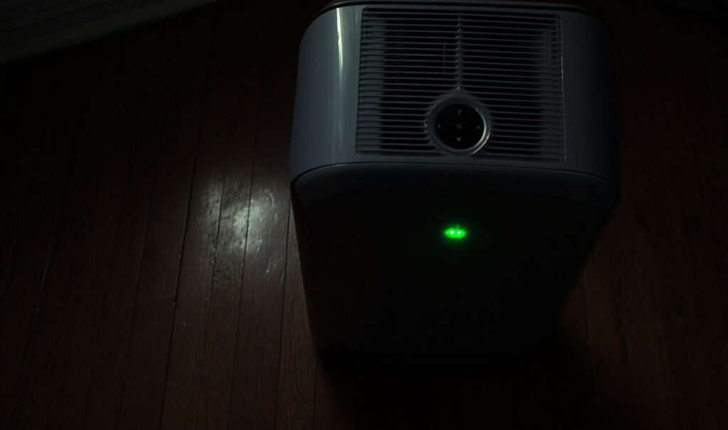 房間的除濕機、空氣清淨機顯示板的綠色、藍色燈訊號都可能影響睡眠