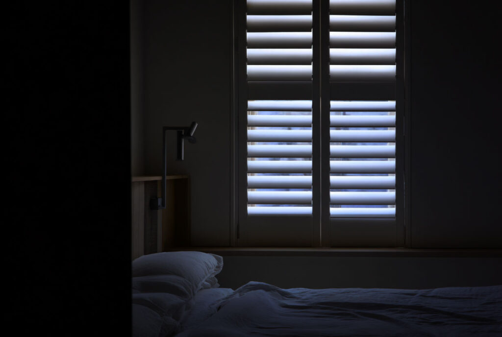 百葉窗能夠轉換直射光為反射、折射光，從而降低刺眼光線，同時控制光線進入時間，減少視覺干擾，防止睡眠中斷。提前睡醒也是睡眠不足的因素之一。