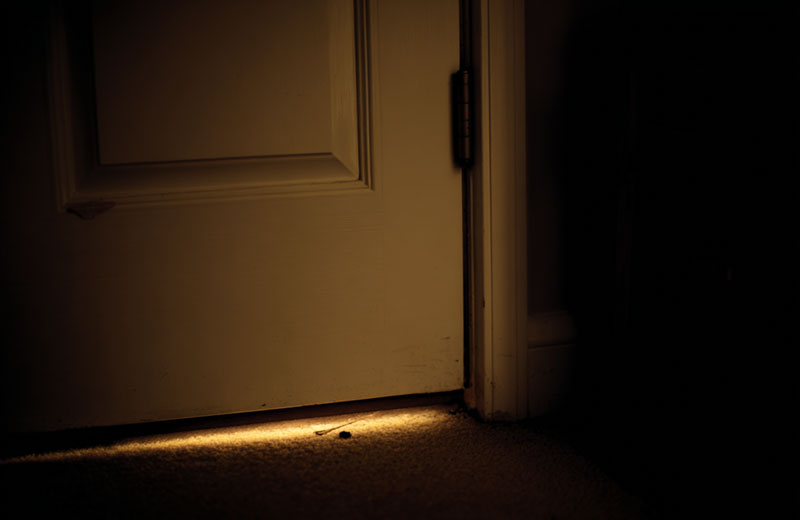 臥室房間的門底透入光線