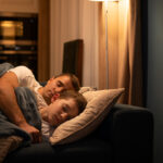 小孩怕黑，陪小孩開燈睡覺，但這其實對健康有深層影響