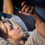 睡前划手機是現代人通病，但藍光其實就是睡眠障礙的一種影醒因素