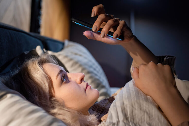 睡前划手機是現代人通病，但藍光其實就是睡眠障礙的一種影醒因素