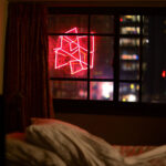 臥室光線進階控制技巧:改善睡眠不足、延長深層睡眠時間,從睡得飽到自然醒 11 窗外的霓虹燈可能影響睡眠