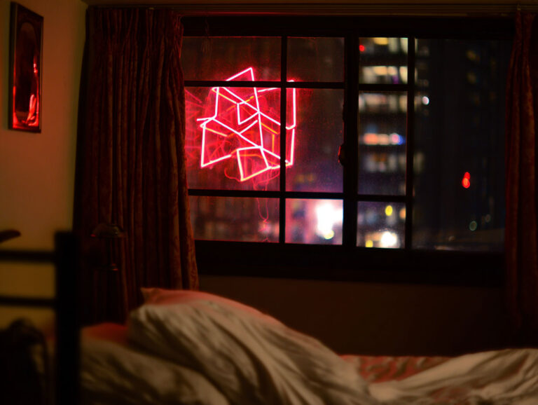 窗外的霓虹燈可能影響睡眠